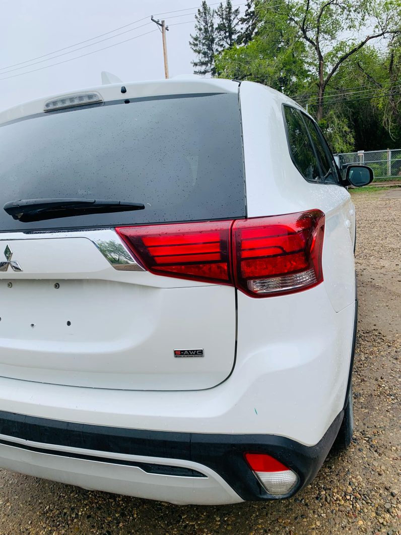 
								2020 MITSUBISHI OUTLANDER ES full									