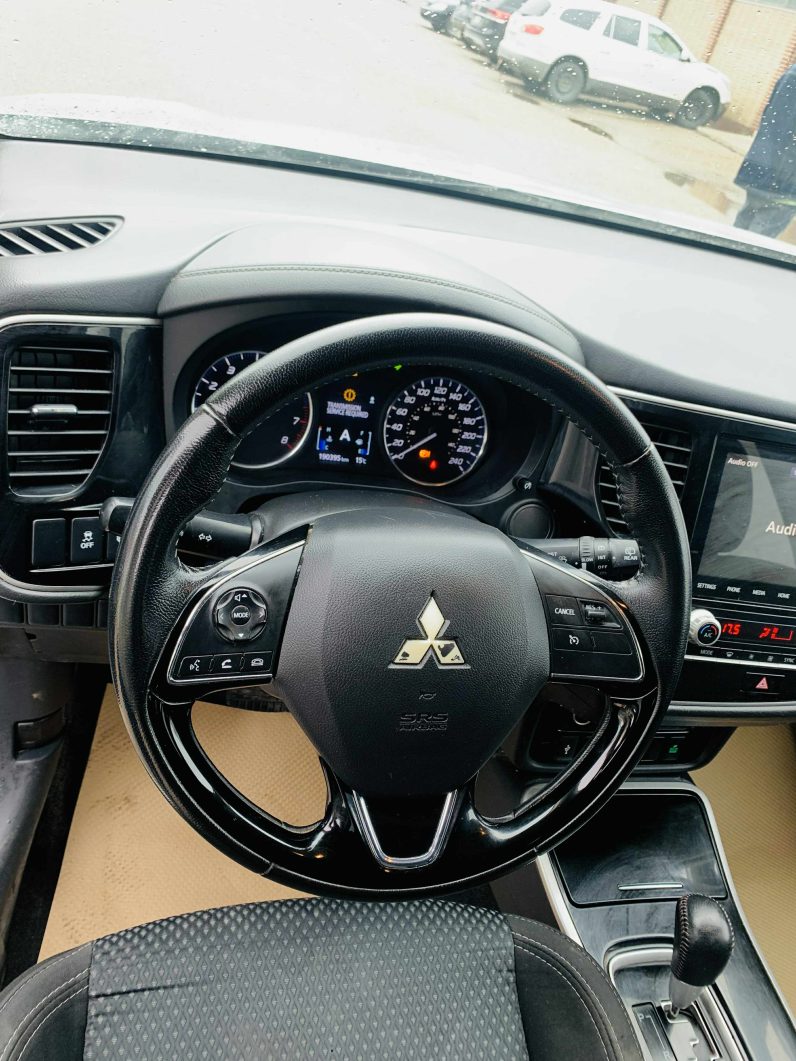 
								2020 MITSUBISHI OUTLANDER ES full									