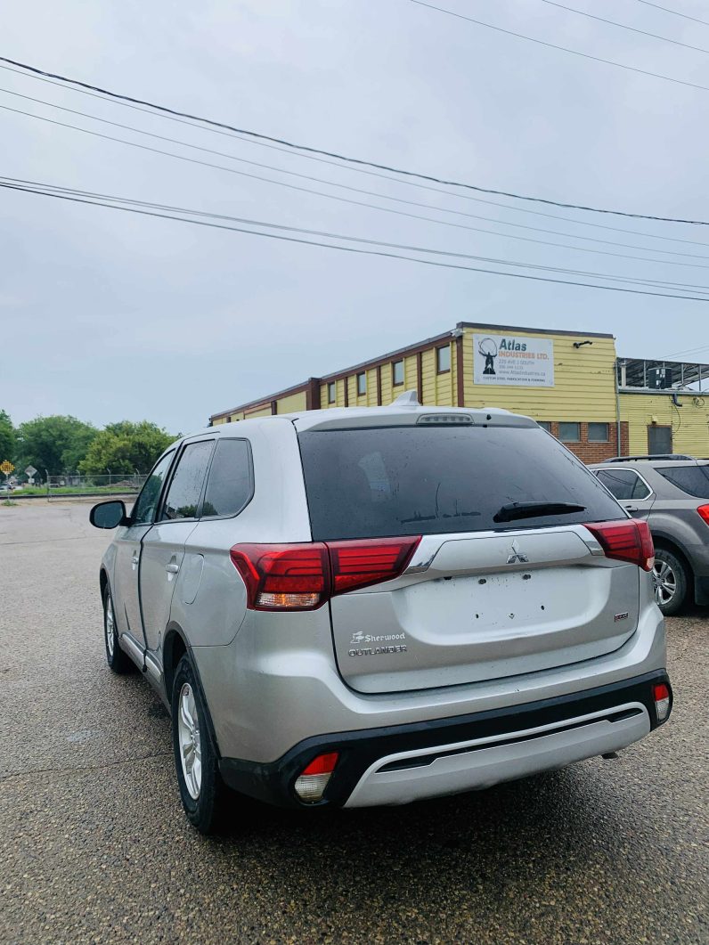 
								2020 MITSUBISHI OUTLANDER ES full									