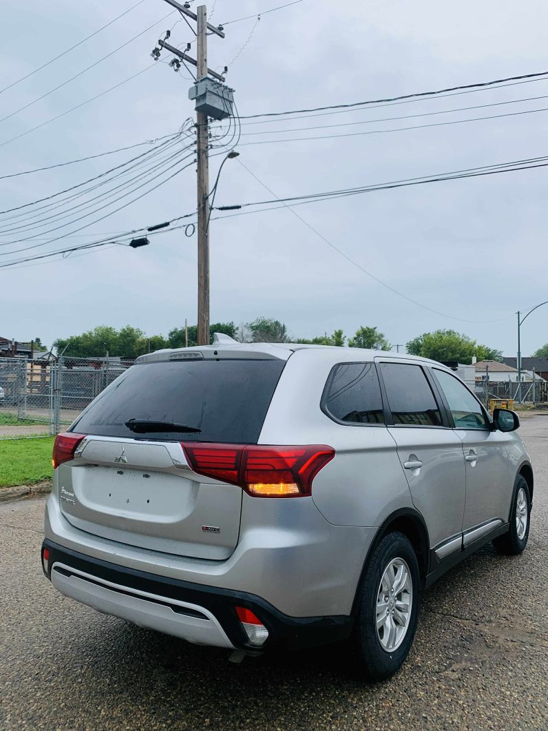 
								2020 MITSUBISHI OUTLANDER ES full									