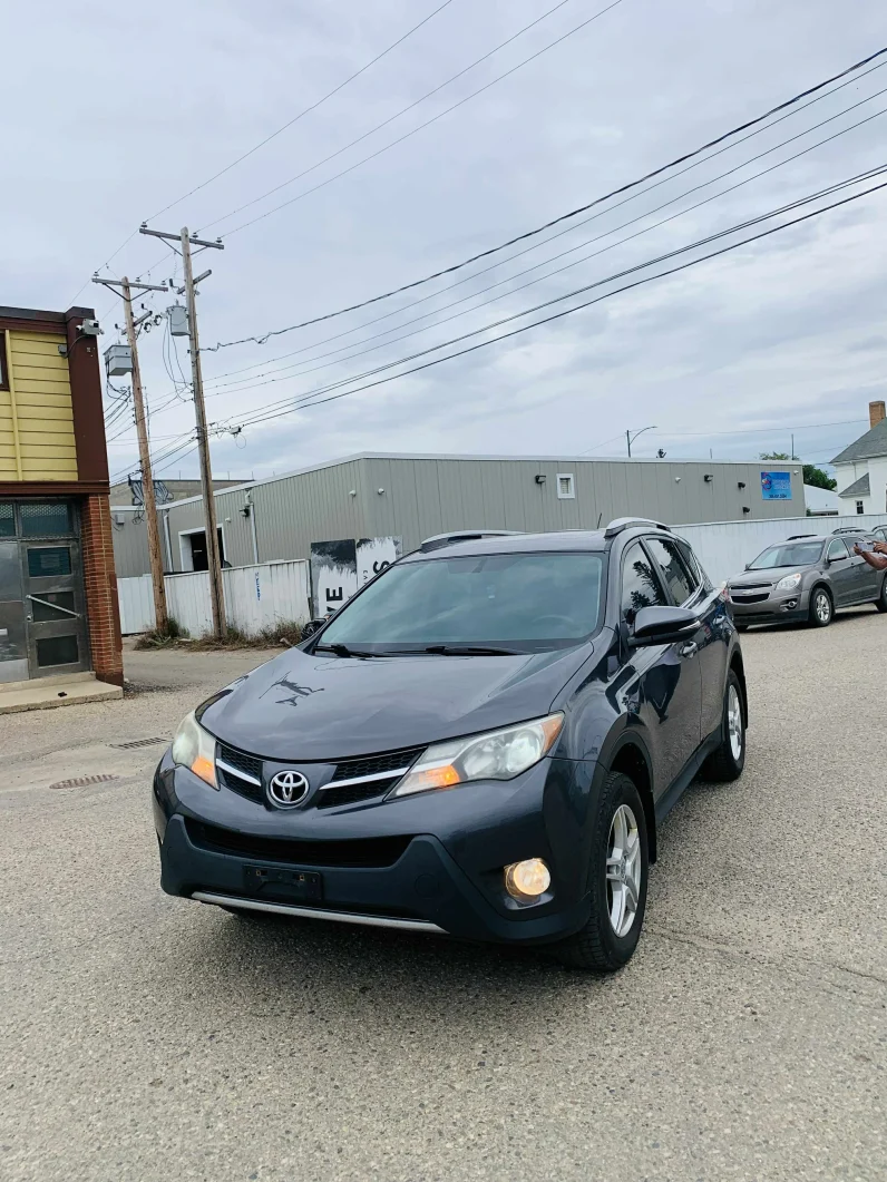 
								2015 Toyota RAV-4 XLE full									