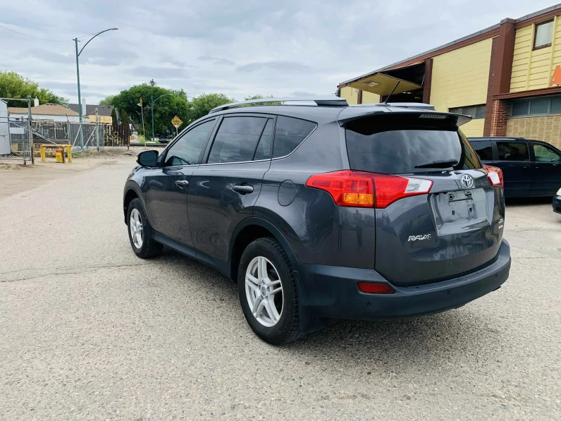 
								2015 Toyota RAV-4 XLE full									