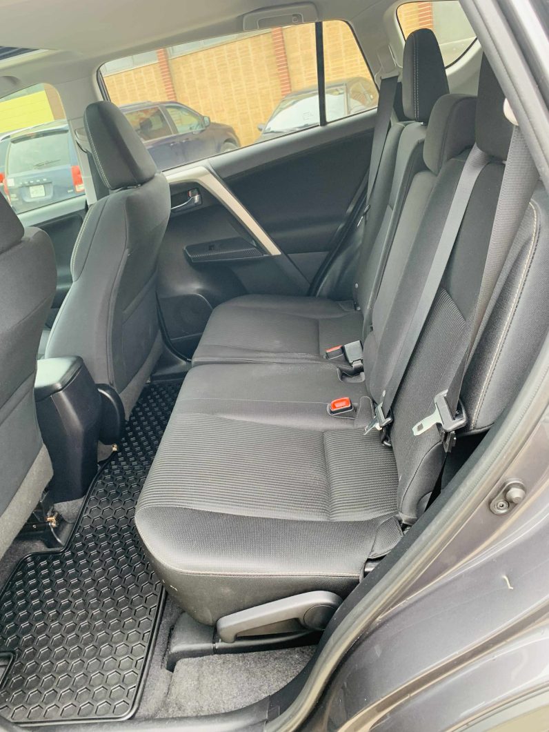 
								2015 Toyota RAV-4 XLE full									