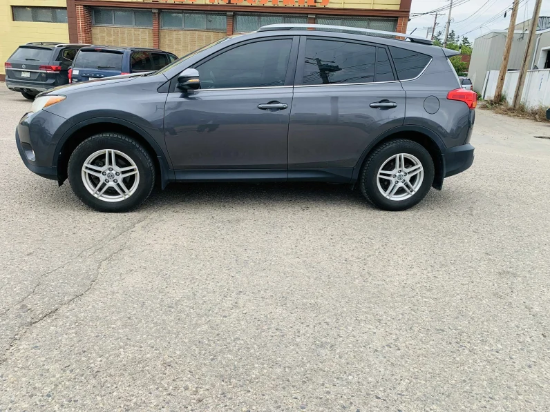 
								2015 Toyota RAV-4 XLE full									