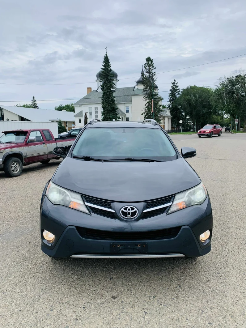 
								2015 Toyota RAV-4 XLE full									