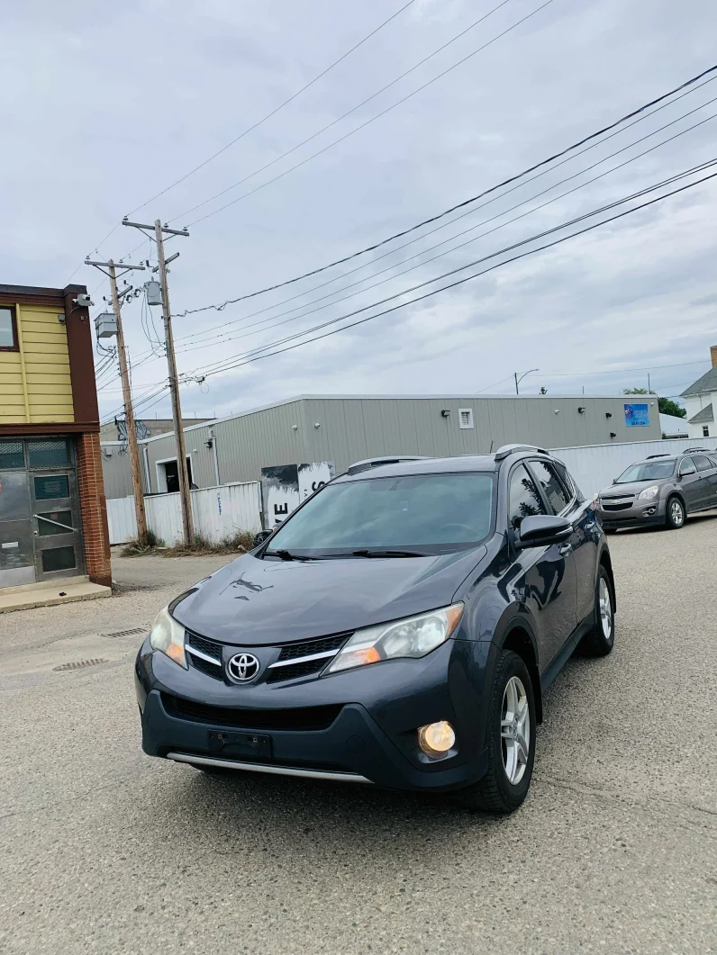 
								2015 Toyota RAV-4 XLE full									