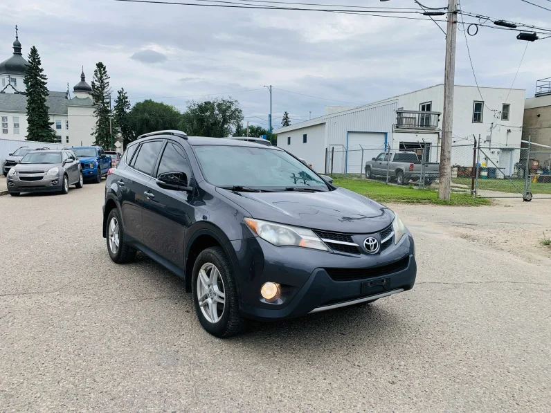 
								2015 Toyota RAV-4 XLE full									